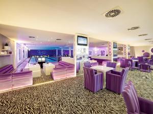 Posezení v ubytování Resort in Germany with Tropical Pool & Lake