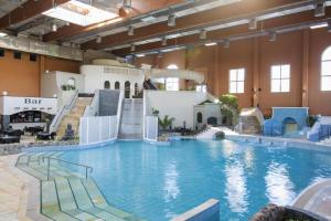 Bazén v ubytování Resort in Germany with Tropical Pool & Lake nebo v jeho okolí
