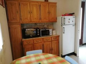 a kitchen with a microwave and a refrigerator at Maison avec jardin à Vierzon in Vierzon