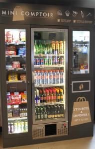 um refrigerador de bebidas numa loja com bebidas em Kyriad Direct Nancy Est - Essey em Essey-lès-Nancy