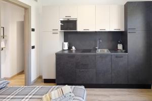 Η κουζίνα ή μικρή κουζίνα στο Gino