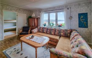 Posezení v ubytování 2 Bedroom Lovely Apartment In Kungshamn