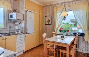Kuchyň nebo kuchyňský kout v ubytování 2 Bedroom Lovely Apartment In Kungshamn