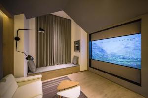 TV a/nebo společenská místnost v ubytování Atour S Hotel Shanghai Hongqiao Center Aegean