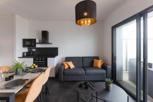 波尔斯波代TY FOUR - Bel appartement T2 de standing vue mer的带沙发和桌子的客厅