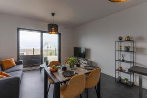 TY FOUR - Bel appartement T2 de standing vue mer的电视和/或娱乐中心