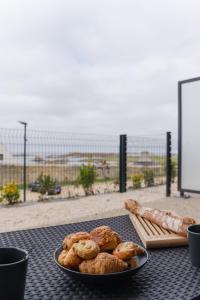 波尔斯波代TY FOUR - Bel appartement T2 de standing vue mer的桌上的糕点和面包 更多37张照片