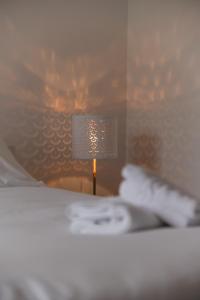 TY FOUR - Bel appartement T2 de standing vue mer客房内的一张或多张床位