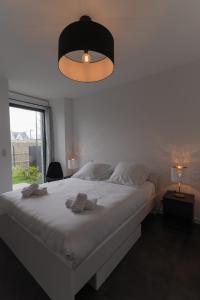 波尔斯波代TY FOUR - Bel appartement T2 de standing vue mer的一间卧室配有一张白色大床和光线