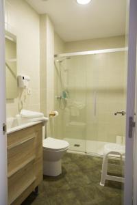Kúpeľňa v ubytovaní Apartamentos Playa De Cóbreces + 37 fotografií