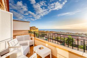 a balcony with chairs and a view of the ocean at Residencial Playa de La Arena in Puerto de Santiago