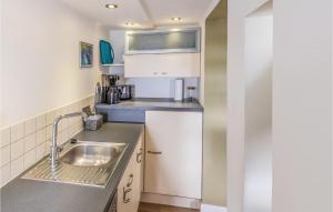 Køkken eller tekøkken på Gorgeous Home In Emmelsbüll-Horsbüll