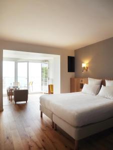 Postel nebo postele na pokoji v ubytování Logis Hôtel de Carantec + 37 fotografií