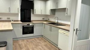 Køkken eller tekøkken på Charming Two Bedroom Cottage Hedsor