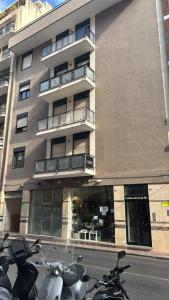 un par de motocicletas estacionadas frente a un edificio en Futura Exclusive Suite 1, en Bari 6 fotos más