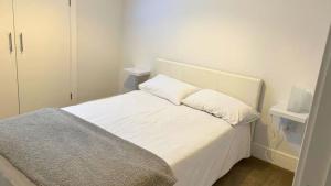 En eller flere senge i et værelse på Charming Two Bedroom Cottage Hedsor