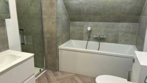 Et badeværelse på Charming Two Bedroom Cottage Hedsor