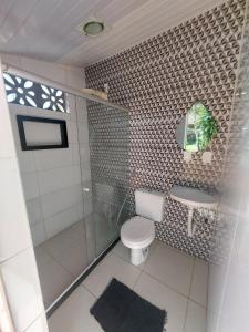 a bathroom with a toilet and a sink at Quarto em Guarapari 5 min da praia in Guarapari +10 photos