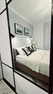 En eller flere senge i et værelse på Apartament Black-White + 15 billeder