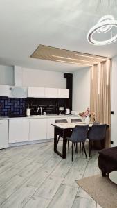 Kuchyňa alebo kuchynka v ubytovaní Apartament Black-White