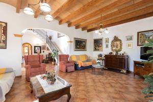 een woonkamer met een bank en een tafel bij Villa Cas Mestre in Selva