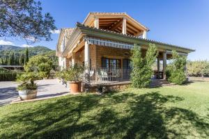 een huis met een grote tuin ervoor bij Villa Cas Mestre in Selva