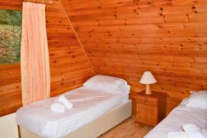 Postel nebo postele na pokoji v ubytování Peaceful Cowslip Lodge - Finlake Spa Resort in Devon + 35 fotografií