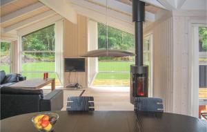 TV a/nebo společenská místnost v ubytování Holiday Home Lyngvej Glesborg Vi