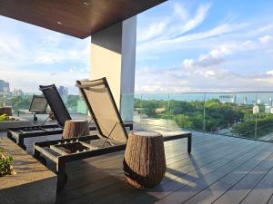 吉隆坡SkyView Studio, EST Bangsar, High View for 2的市景阳台配有2把椅子