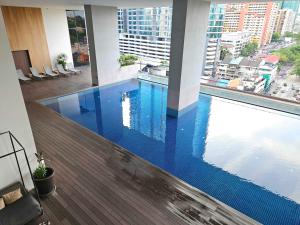 吉隆坡SkyView Studio, EST Bangsar, High View for 2的建筑物中间的一个大型游泳池