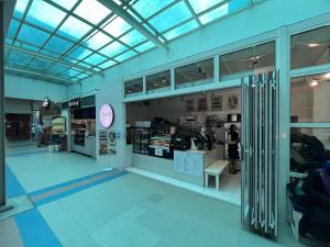 吉隆坡SkyView Studio, EST Bangsar, High View for 2的商店前的商店,有人站在商店里