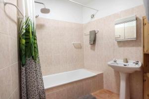 Et badeværelse på Casa Indie 2 bed at Burgau Beach + 12 billeder