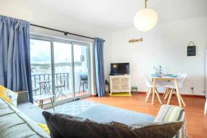 Et tv og/eller underholdning på Casa Indie 2 bed at Burgau Beach