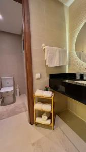 ein Badezimmer mit Waschbecken, Toilette und Spiegel in der Unterkunft N4, À Rabat, premium séjour face à La Corniche in Rabat + 37 Fotos