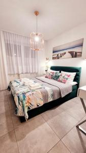 Postel nebo postele na pokoji v ubytování Apartament Yellow Mielno