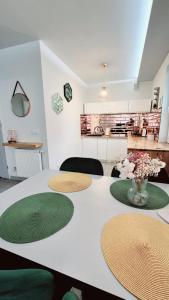 Kuchyň nebo kuchyňský kout v ubytování Apartament Yellow Mielno