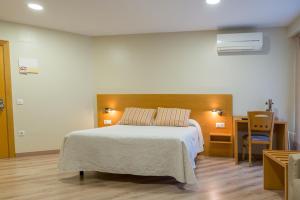 Posteľ alebo postele v izbe v ubytovaní Apartamentos Playa De Cóbreces