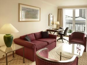 Χώρος καθιστικού στο Hilton Antwerp Old Town