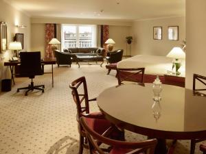Χώρος καθιστικού στο Hilton Antwerp Old Town