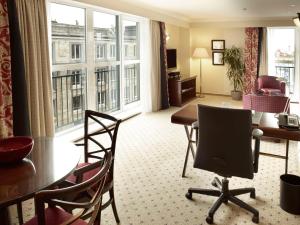 Χώρος καθιστικού στο Hilton Antwerp Old Town