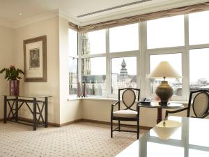 Χώρος καθιστικού στο Hilton Antwerp Old Town