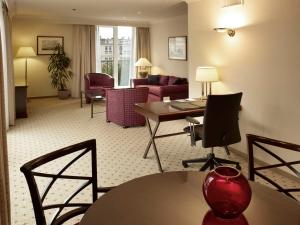 Χώρος καθιστικού στο Hilton Antwerp Old Town