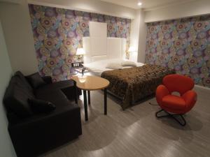 Ruang duduk di ホテルラパンセ Adult Only