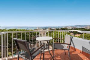 ein Balkon mit Tisch und Stühlen und dem Meer in der Unterkunft Hotel Pabisa Sofia in Playa de Palma