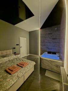 a bathroom with a bed and a bath tub at Centrum jacuzzi prywatny parking klimatyzacja 1 in Radom