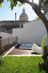 un cortile con una vasca immersione ad acqua fredda e un albero di Iblainsuite a Ragusa