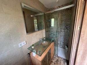 een badkamer met een wastafel en een spiegel bij INSPIRA MAISON Montaña y Mar in Teià +28 foto's