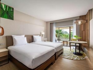 Cama o camas de una habitación en Pullman Phuket Karon Beach Resort