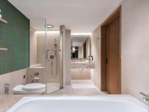 Un baño de Pullman Phuket Karon Beach Resort