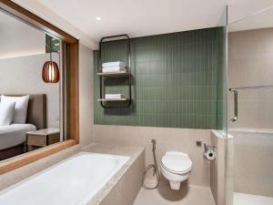 Un baño de Pullman Phuket Karon Beach Resort